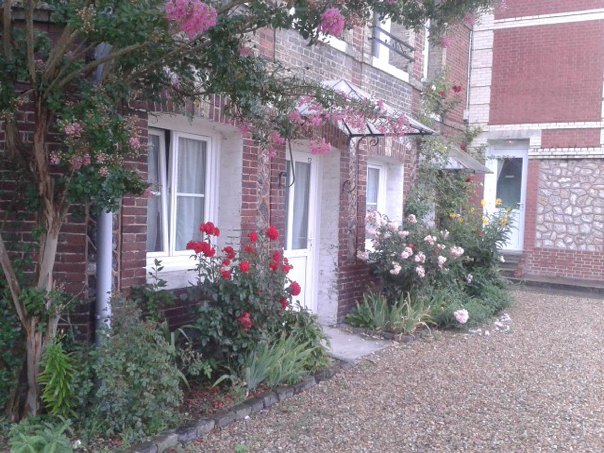 Hotel Au Chateau Blanc Saint-Aubin-les-Elbeuf Exterior photo